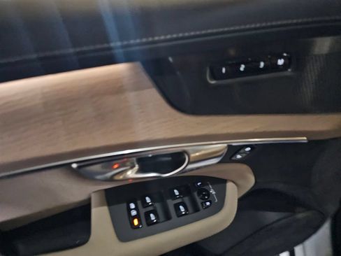 Certified 2025 Volvo XC90 B5 Plus AWD/4WD image 18