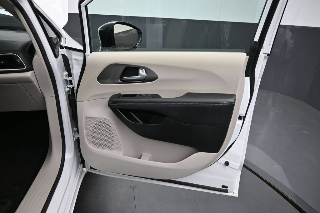 Used 2024 Chrysler Pacifica Touring-L FWD image 23
