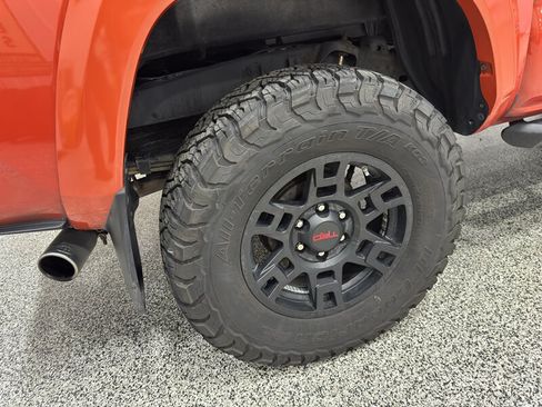 Used 2018 Toyota Tacoma TRD Sport AWD/4WD image 22
