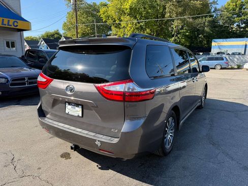 Used 2019 Toyota Sienna XLE image 8
