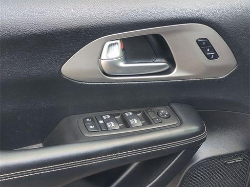 Certified 2022 Chrysler Pacifica Limited w/ Uconnect Theater Family Group image 13