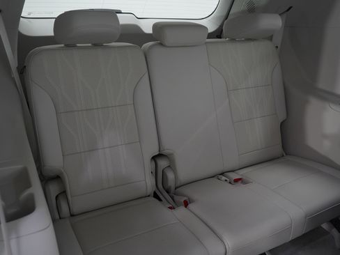 Used 2025 Buick Enclave Avenir image 17