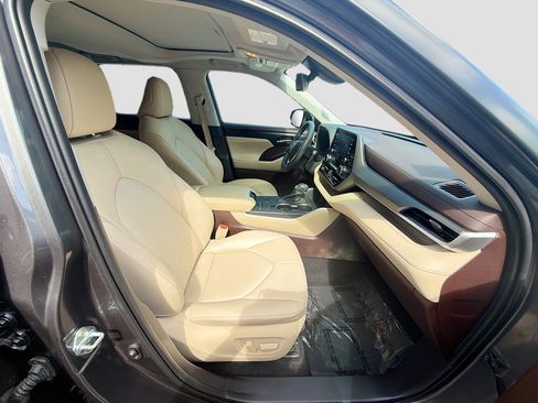 Used 2021 Toyota Highlander XLE FWD image 34