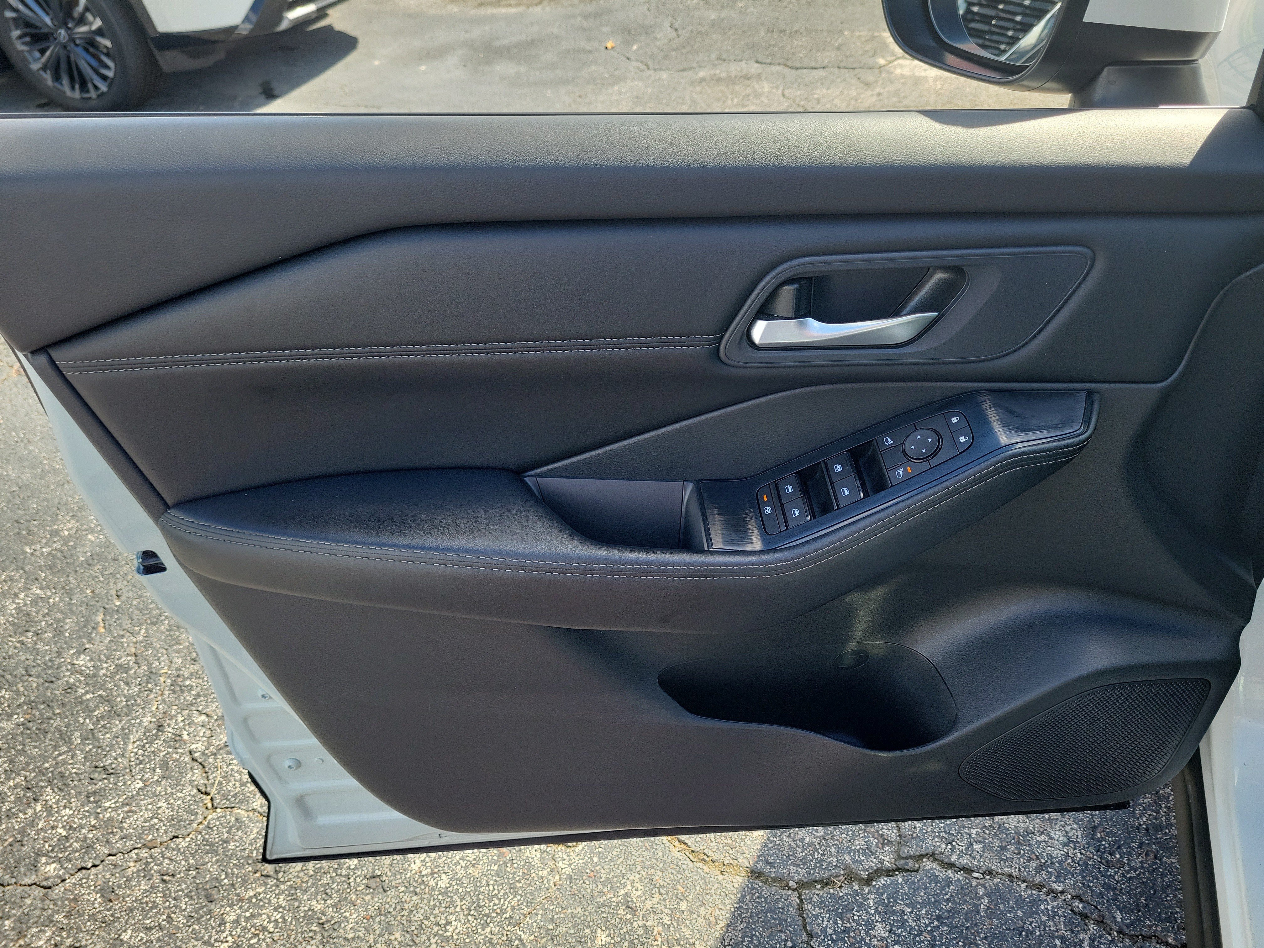 Certified 2024 Nissan Rogue SV w/ SV Premium Package FWD image 10