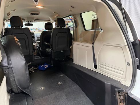 Used 2019 Dodge Grand Caravan SE image 30