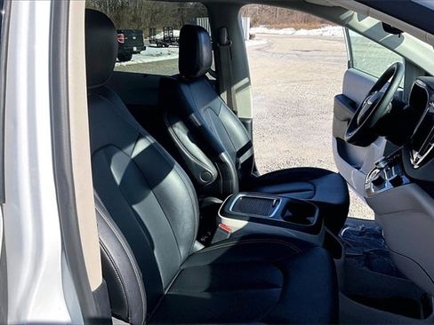 Used 2024 Chrysler Pacifica Touring-L image 7