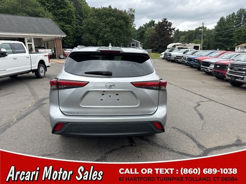 Used 2023 Toyota Highlander XLE AWD/4WD image 4