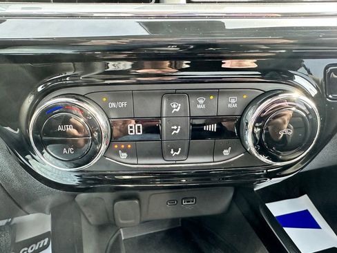 Used 2025 Chevrolet Trax RS w/ Sunroof Package image 12