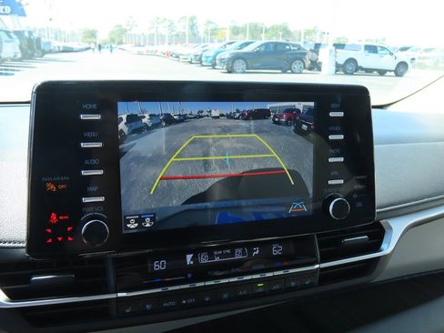 Used 2023 Toyota Sienna Limited image 34