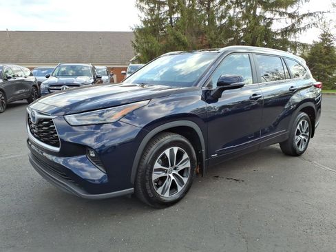 Used 2023 Toyota Highlander XLE AWD/4WD image 3
