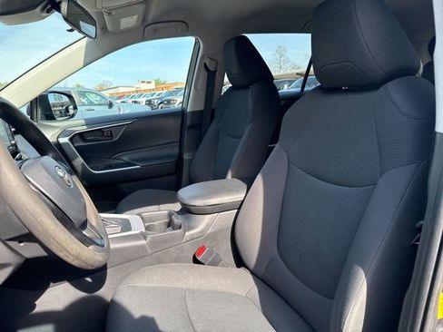 Used 2021 Toyota RAV4 LE image 10