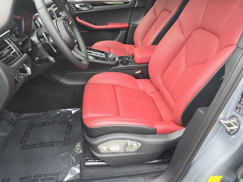 New 2026 Porsche Macan image 5