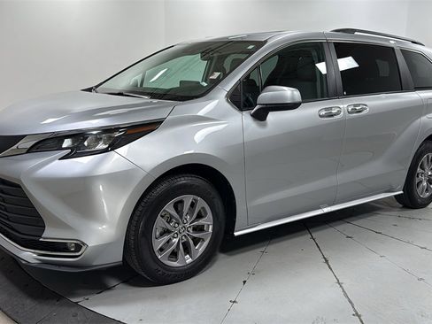 Used 2024 Toyota Sienna XLE image 1