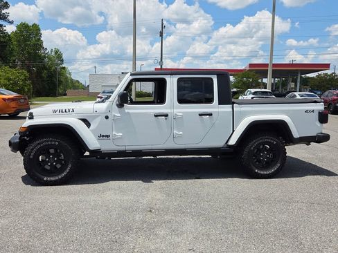 Used 2024 Jeep Gladiator Sport AWD/4WD image 2