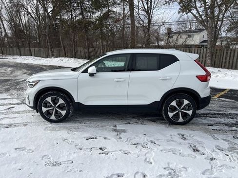 Used 2025 Volvo XC40 B5 Plus image 8