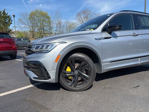 Used 2023 Volkswagen Tiguan SE R-Line AWD/4WD image 2