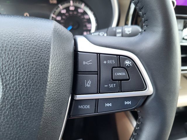 Used 2024 Toyota Highlander XLE AWD/4WD image 21