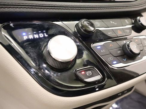 Used 2020 Chrysler Pacifica Limited image 9
