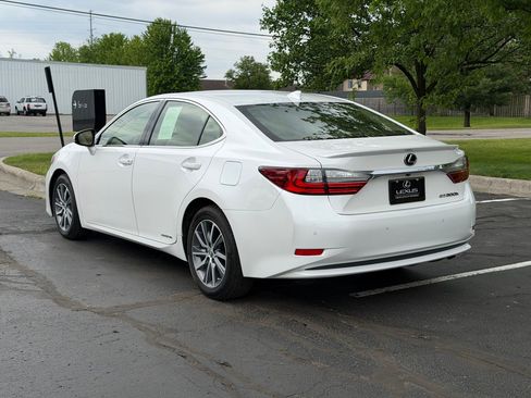 Used 2016 Lexus ES 300h w/ Luxury Package w/Wood Trim FWD image 3