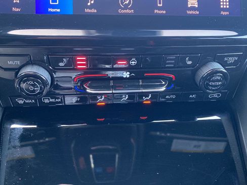 Used 2025 Jeep Grand Cherokee L Limited w/ Black Appearance Package image 13