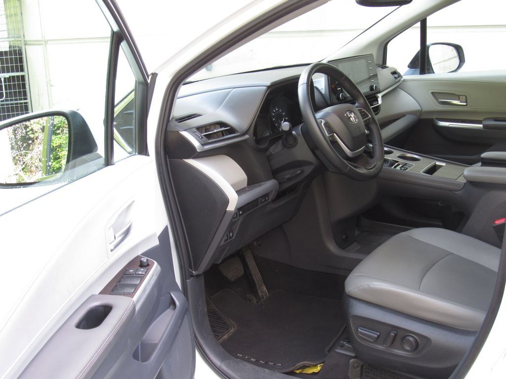 Certified 2023 Toyota Sienna XLE FWD image 9