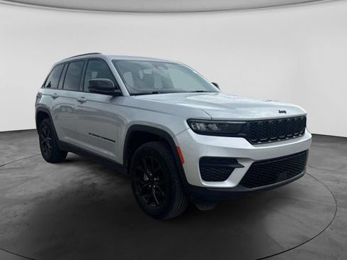 Used 2024 Jeep Grand Cherokee Altitude AWD/4WD image 4