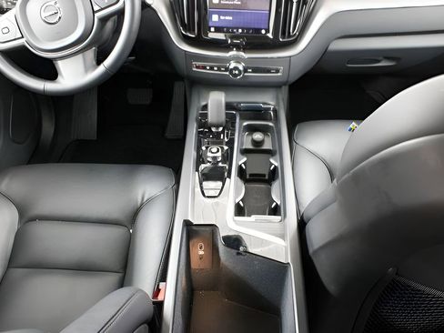 Certified 2025 Volvo XC60 B5 Core image 40