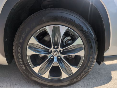 Certified 2024 Toyota Highlander XLE image 12