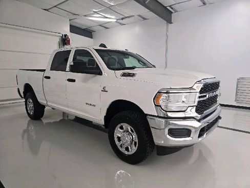 Used 2022 RAM 2500 Tradesman w/ Chrome Appearance Group AWD/4WD image 3