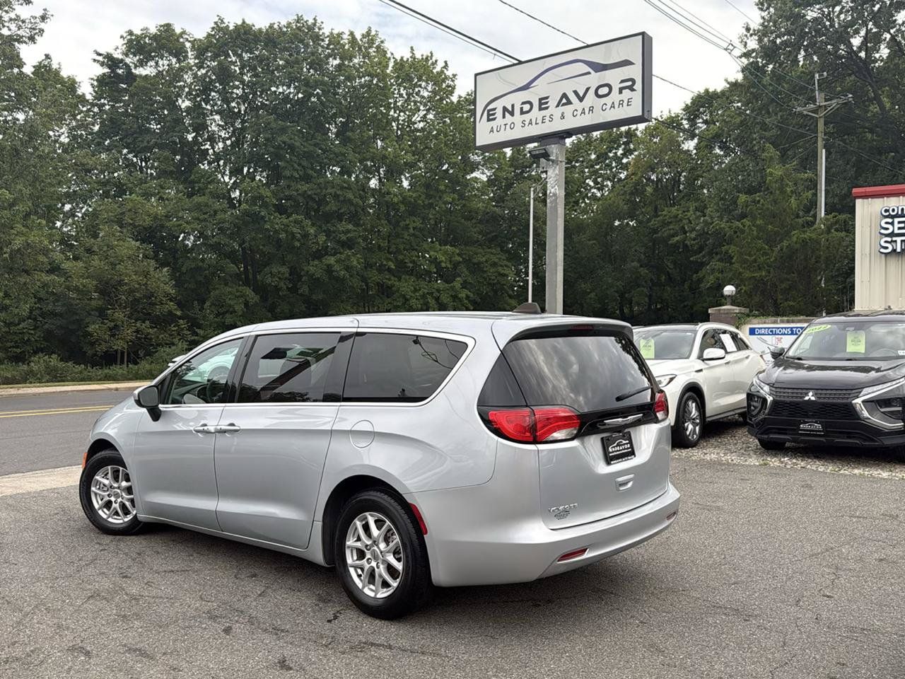 Used 2023 Chrysler Voyager LX FWD image 5