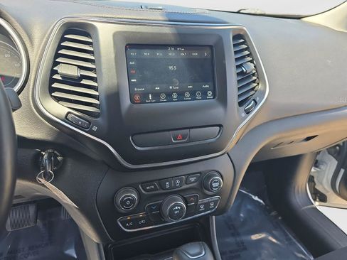 Used 2019 Jeep Cherokee Latitude w/ Cold Weather Group FWD image 25