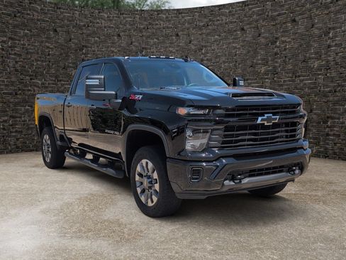 Used 2024 Chevrolet Silverado 2500 Custom w/ Custom Value Package AWD/4WD image 2
