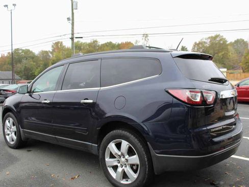 Used 2017 Chevrolet Traverse LT w/ Style and Technology Package image 8