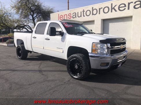 Used 2014 Chevrolet Silverado 2500 LT w/ Interior Plus Package image 2