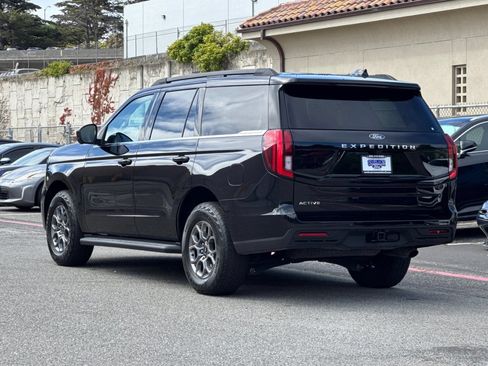 Certified 2025 Ford Expedition Active AWD/4WD image 8