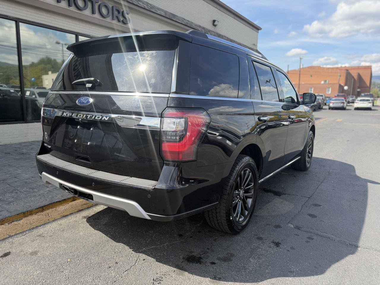 Used 2019 Ford Expedition Limited w/ Driver Assistance Package RWD image 3