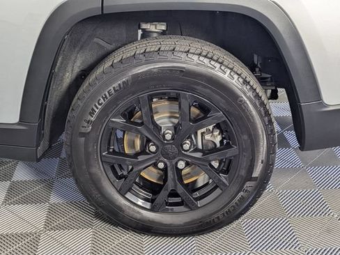 Used 2024 Jeep Grand Cherokee L Altitude RWD image 7