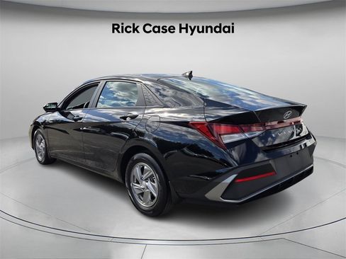 Certified 2025 Hyundai Elantra SE image 7