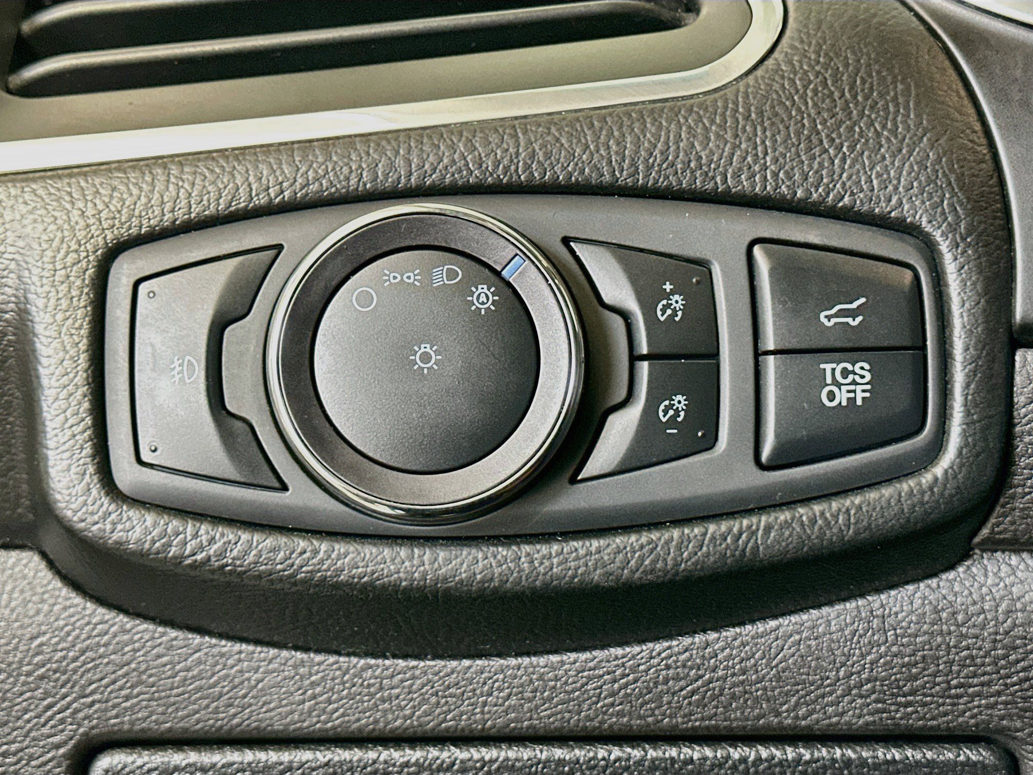 Used 2020 Ford Edge Titanium FWD image 17