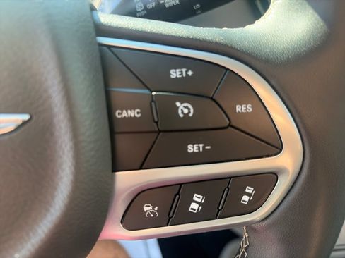 Used 2024 Chrysler Pacifica Touring-L FWD image 40