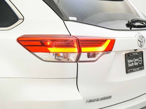 Used 2017 Toyota Highlander XLE w/ Preferred Accessory Package AWD/4WD image 12
