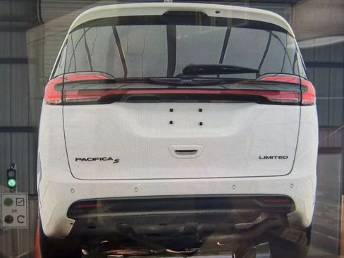 Used 2025 Chrysler Pacifica Limited FWD image 6