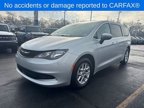 Used 2023 Chrysler Voyager LX image 2