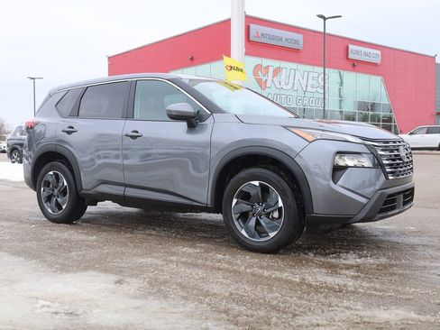 Used 2024 Nissan Rogue SV image 2