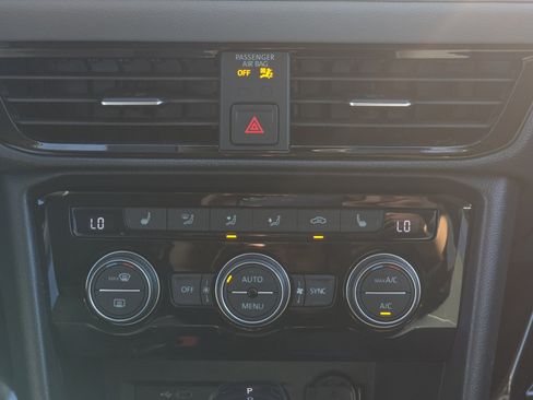 Certified 2024 Volkswagen Taos SE image 16