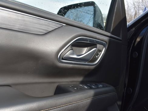 Used 2024 GMC Yukon XL SLT w/ SLT Premium Package image 12