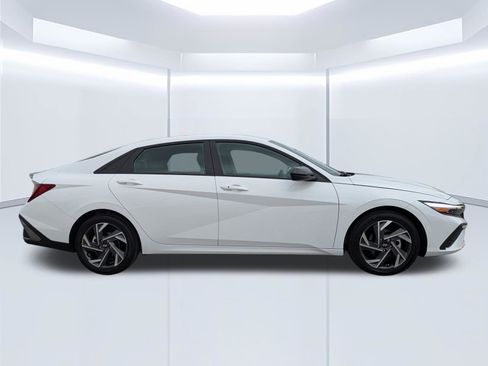 Certified 2025 Hyundai Elantra Sport image 3