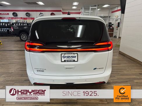 Certified 2024 Chrysler Pacifica Select image 4
