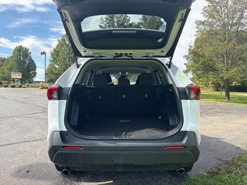 Used 2022 Toyota RAV4 LE image 5