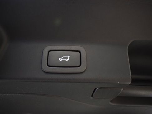 Used 2018 Jaguar F-PACE Premium image 15